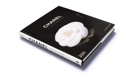 deco livre chanel|Chanel book ornaments.